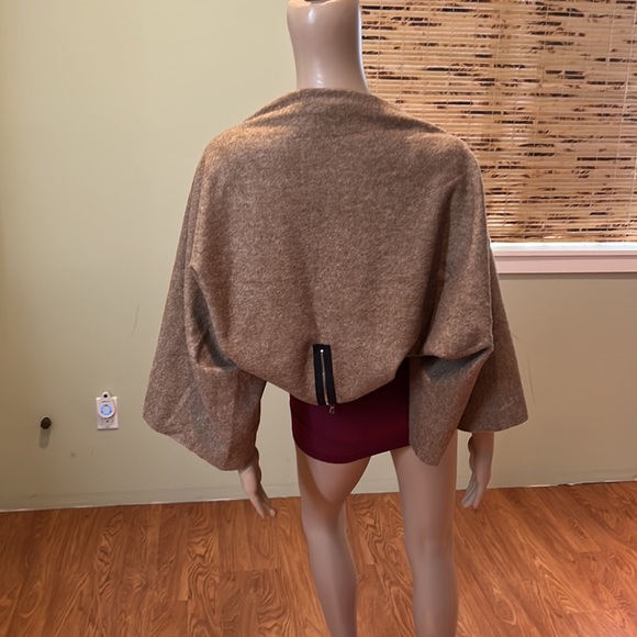 Le Nove Tan Wool Shrug With Black Trim And Zippers Made In Italy O/S - Picture 3 of 7